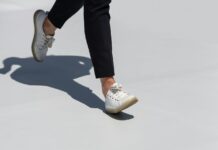 歩く速さで寿命を予測 研究が示す「歩行速度」と健康の関係 person in black pants and white sneakers