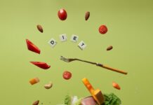 カロリー制限は「体重とは無関係」に老化を抑える──鍵は免疫タンパク質C3 a piece of lettuce, carrots, tomatoes, and a fork are