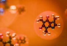 銅ペプチドGHK-Cuの可能性 エイジング研究が注目する理由 Molecular structures are seen against an orange backdrop.