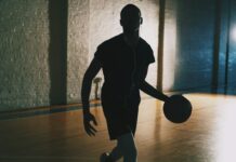 背が低いほど長生きする?世界の研究が示す身長と健康リスクの真実 man dribbling ball in closed basketball court