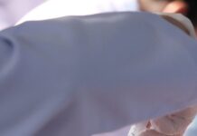 センテナリアンの血液が語る、老化を遅らせる代謝の秘密 A person in white gloves is holding a syquet