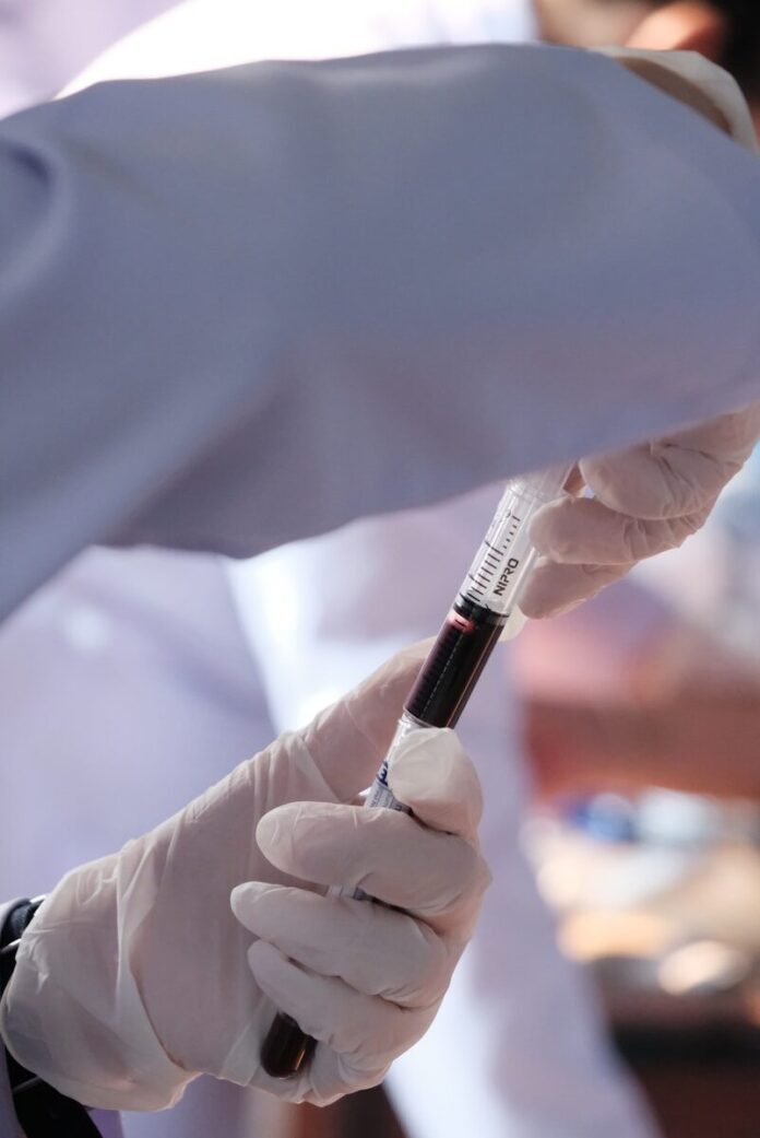 A person in white gloves is holding a syquet