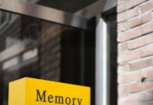 スーパーエイジャーの記憶力は遺伝では説明できない──認知の若さの謎 A yellow sign on brick says "memory."