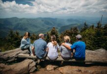 長寿は遺伝するのか 家族研究で浮かび上がった「炎症制御」のCGAS遺伝子 group of people sitting on rocks overlooking mountain